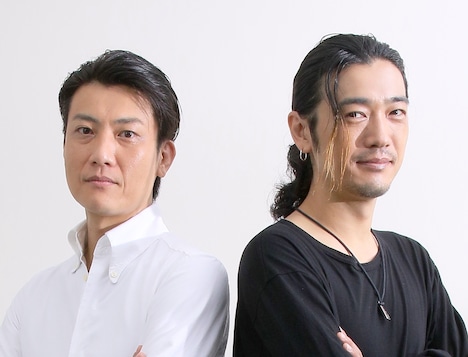 左から俊藤光利、谷口賢志。