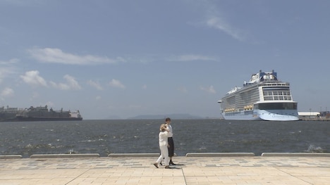 福岡・博多港を歩く綾瀬はるか（奥）と鈴木政子氏（手前）。