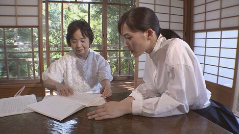 左から鈴木政子氏、綾瀬はるか。