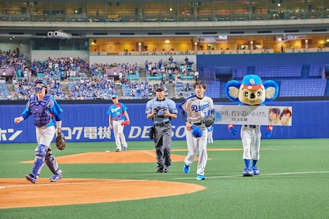 始球式の様子。