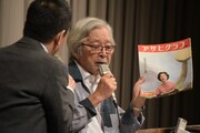 「アサヒグラフ」を見せる山田洋次。