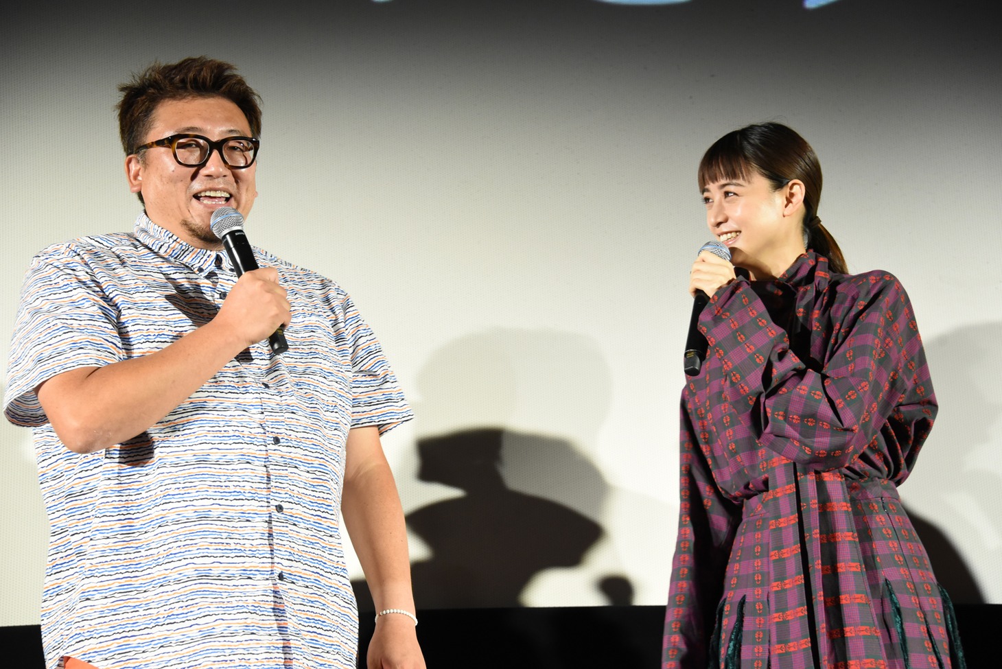 左から福田雄一監督、山本美月。