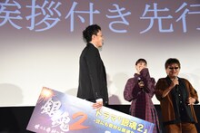 フォトセッション用のパネルを持って登場した小栗旬。