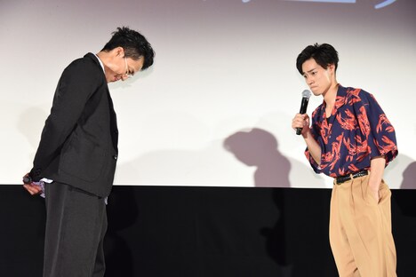 「ポケットに手を突っ込んだら？」と言われしぶしぶ応じる戸塚純貴（右）。