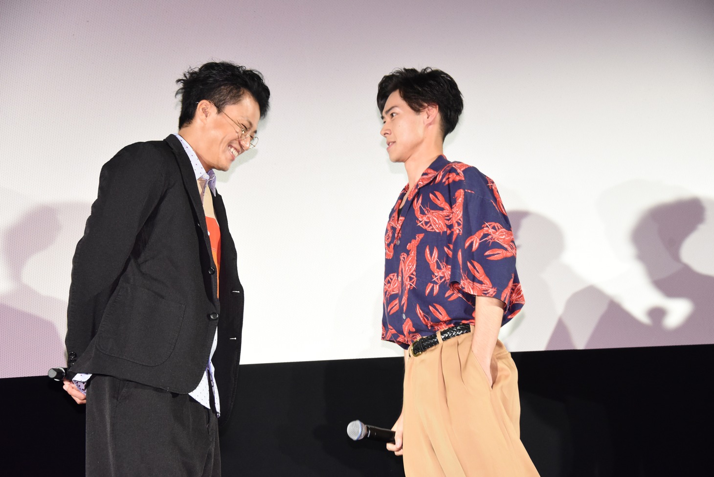 「世代交代だー！」と威勢よく述べたあと、小栗旬（左）に詰め寄る戸塚純貴（右）。