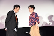 「世代交代だー!」と威勢よく述べたあと、小栗旬(左)に詰め寄る戸塚純貴(右)。