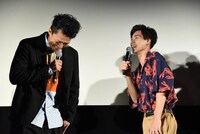 左から小栗旬、戸塚純貴。