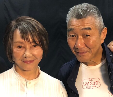 左から渡辺美佐子、松元ヒロ。