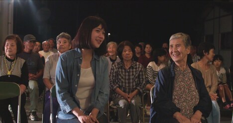 「凪の海」より、柳英里紗演じる島崎沙織（左）。