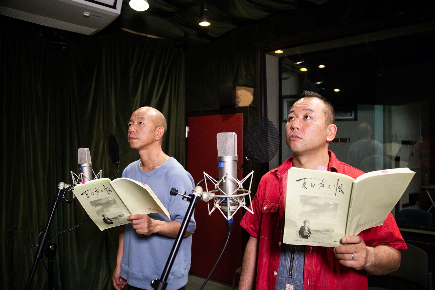 アフレコに挑戦する小峠英二（左）と西村瑞樹（右）。