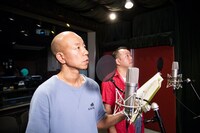 アフレコに挑戦する小峠英二（左）と西村瑞樹（右）。