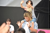 寺田心を肩車する棚橋弘至。