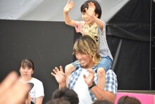 寺田心を肩車する棚橋弘至。