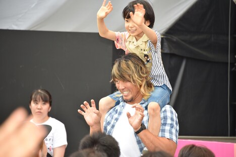 寺田心を肩車する棚橋弘至。