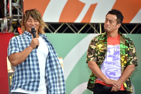 左から棚橋弘至、田口隆祐。