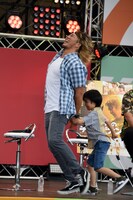 “寺田心式レインメーカー返し”を棚橋弘至（左）にお見舞いする寺田心（右）。