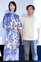 左からのん、片渕須直。