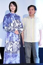 左からのん、片渕須直。