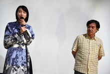 左からのん、片渕須直。