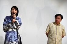 左からのん、片渕須直。