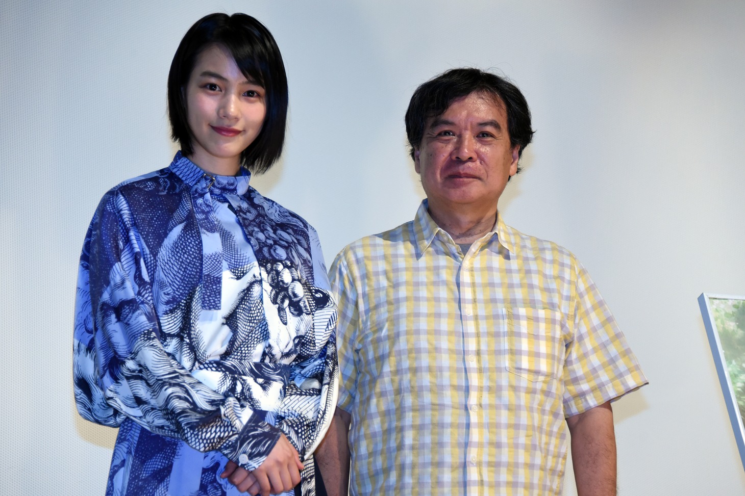 左からのん、片渕須直。