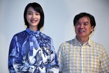 左からのん、片渕須直。