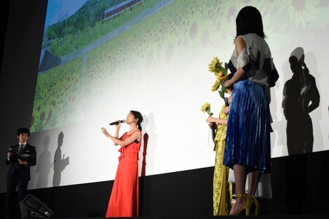 「点描の唄(feat.井上苑子)」を披露する井上苑子(中央)。