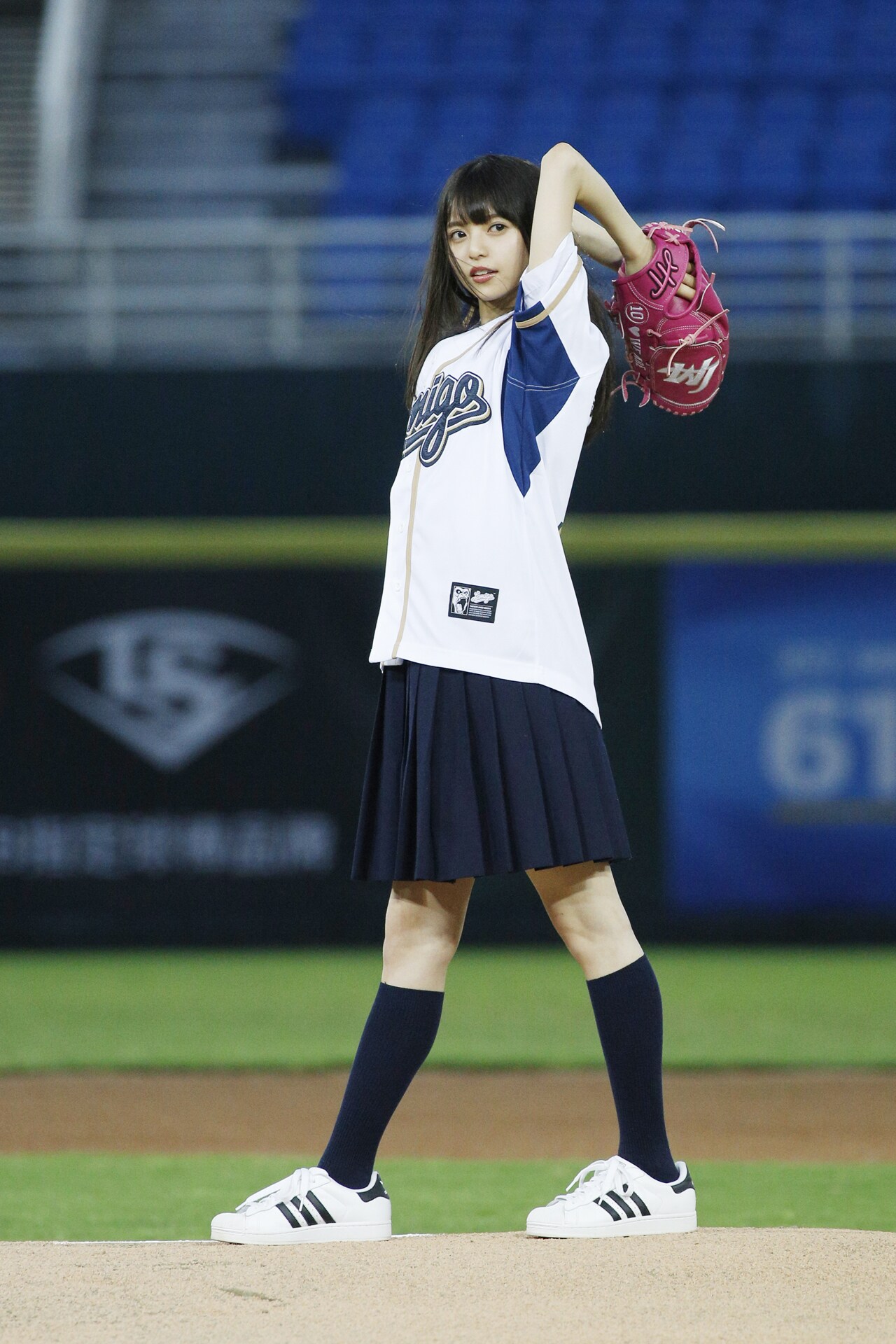 キミオイ」乃木坂46齋藤飛鳥が台湾へ、トルネード投法で始球式に