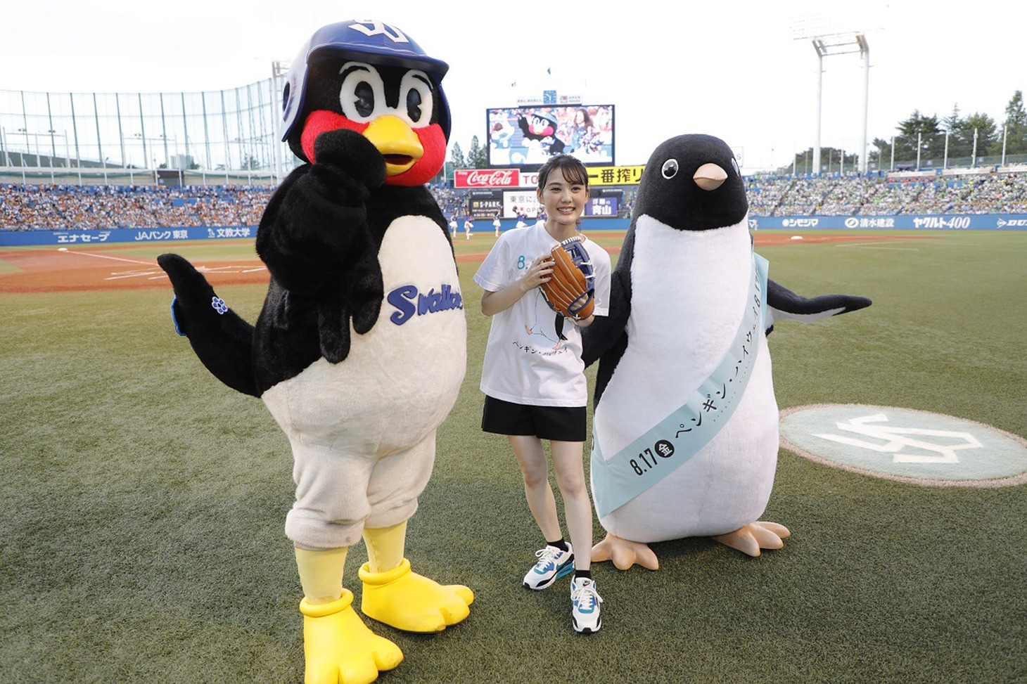左からつば九郎、北香那、アデリーペンギン。
