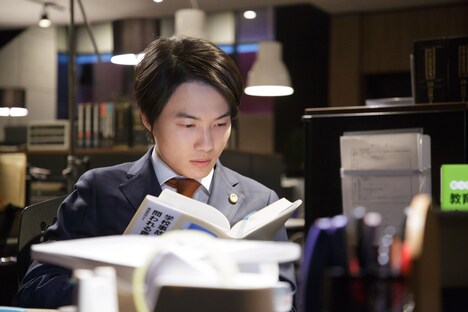 「やけに弁の立つ弁護士が学校でほえる」