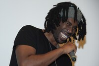 観客に「どうでした？」と聞きながら爆笑するフライング・ロータス。