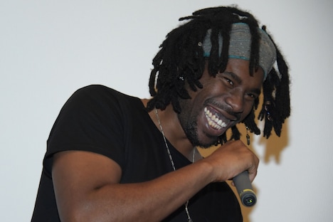 観客に「どうでした？」と聞きながら爆笑するフライング・ロータス。