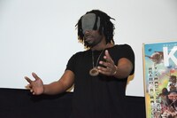 フォトセッション中に自ら目隠しするフライング・ロータス。