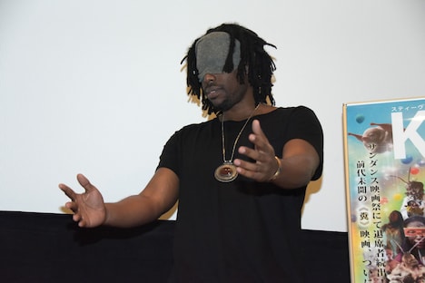 フォトセッション中に自ら目隠しするフライング・ロータス。