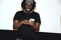 観客と記念撮影し、喜ぶフライング・ロータス。