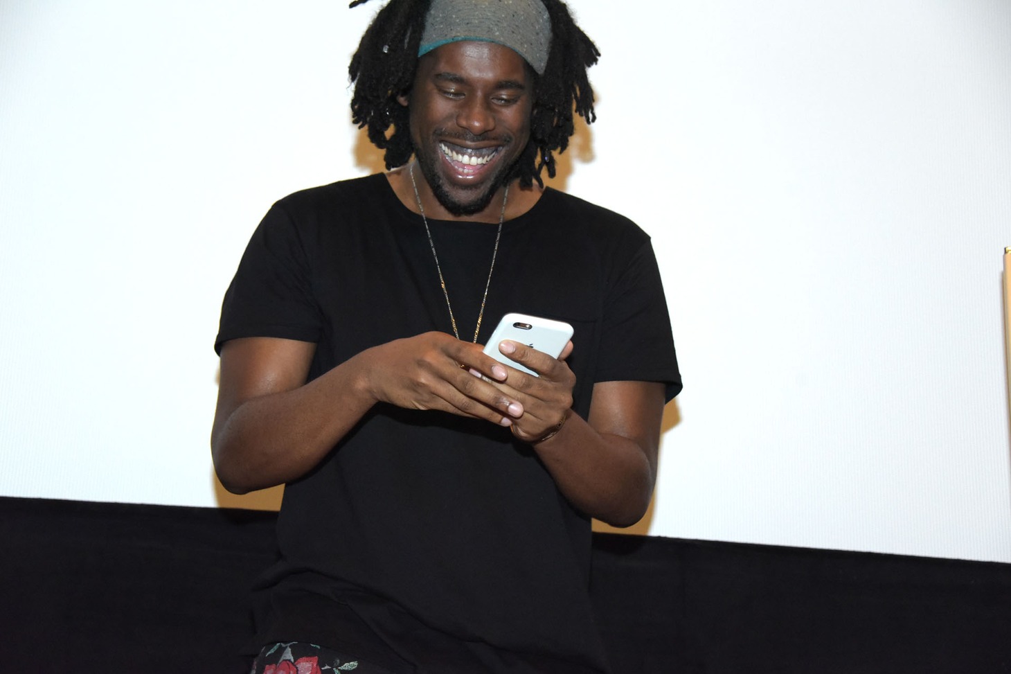 観客と記念撮影し、喜ぶフライング・ロータス。