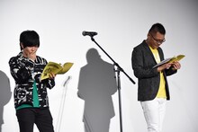 真剣に台本を読む山下大輝（左）、三宅健太（右）。