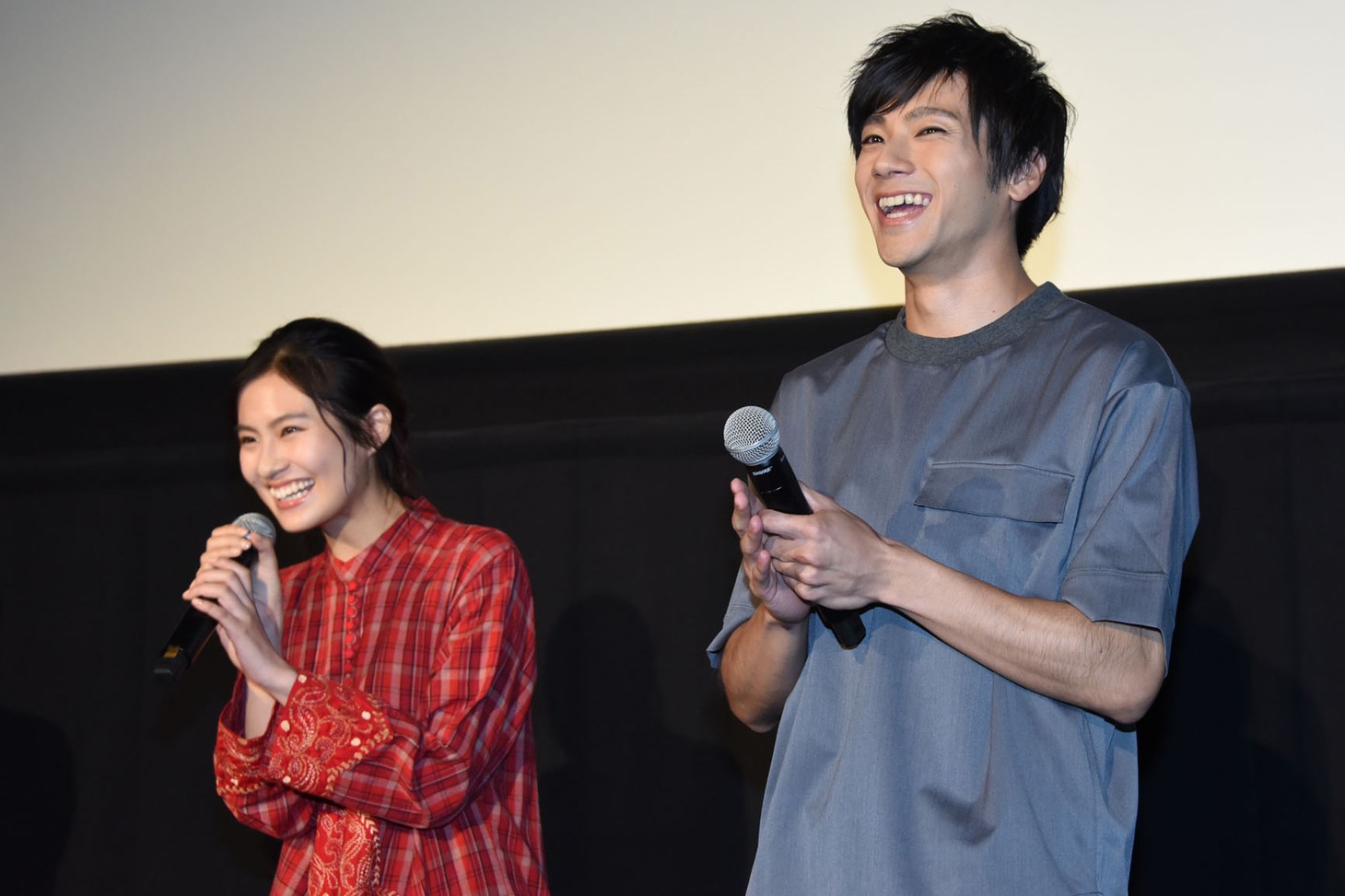 左から恒松祐里、山田裕貴。