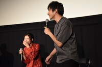 恒松祐里（左）の発言に立ち上がって大笑いする山田裕貴（右）。