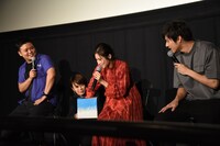 くじを引く恒松祐里（中央）と効果音をまねする山田裕貴（右）。