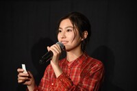 くじの番号を読み上げる恒松祐里。