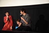 効果音をまねし合う恒松祐里（左）と山田裕貴（右）。