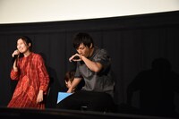 効果音を発するのに張り切りすぎてむせる山田裕貴（右）。