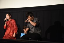 効果音を発するのに張り切りすぎてむせる山田裕貴（右）。