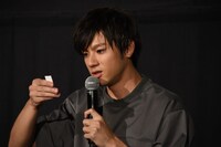 くじの番号を読み上げる山田裕貴。