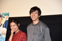 わざと満面の笑みを作る山田裕貴（右）。