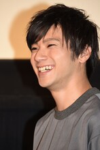 わざと満面の笑みを作る山田裕貴。