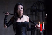 「私の奴隷になりなさい第3章 おまえ次第」より、福山理子演じる女王様・真奈美。