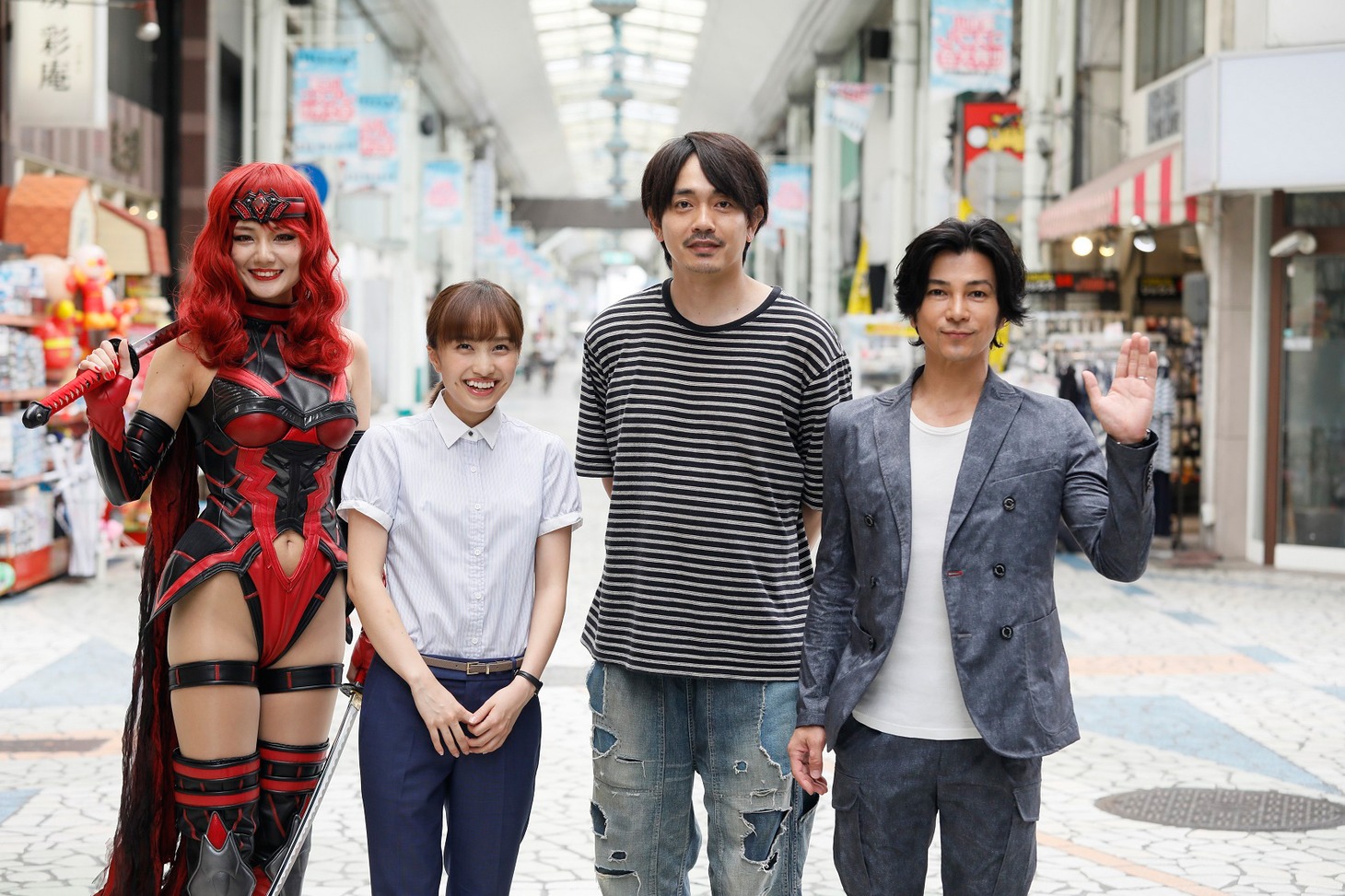 「プラスティック・スマイル」撮影現場にて、左から片山萌美、百田夏菜子、青柳翔、武田真治。