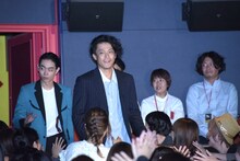 小栗旬（手前）と菅田将暉（奥）。